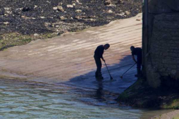 12 August 2022 - 12:52:38
The river Dart summer curling championships are underway. Or are they just cleaning the Kingswear slip?
--------------------
Kingswear ferry slip clean